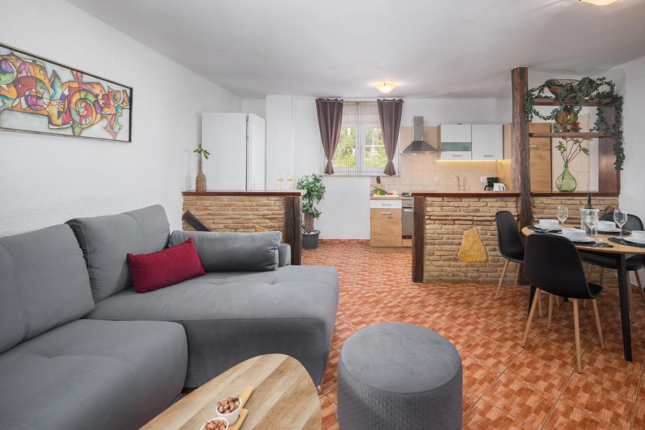 Holiday home Casa Viktoria With Private Garden And Bbq Kosinozici